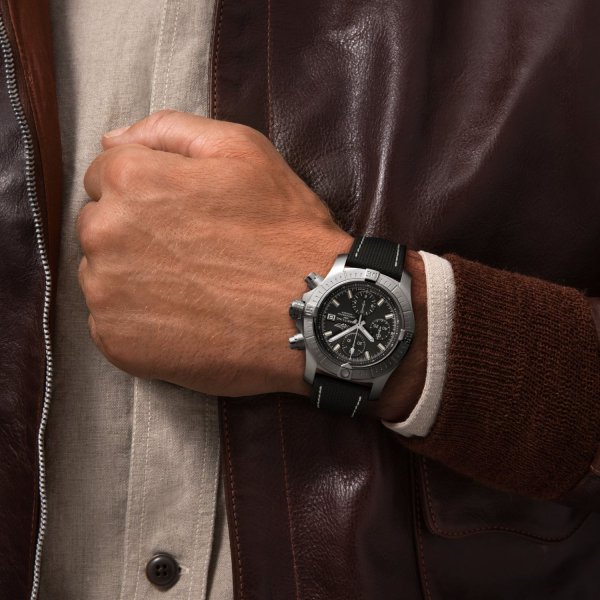 a13385101b1x1-avenger-chronograph-43-soldier5-min